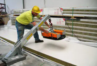 Wandpaneel plaatsen met de CraneArm en Cladboy Compact van VIAVAC